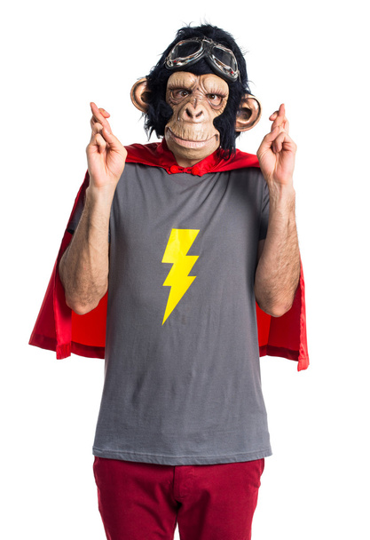 Homme singe super-héros avec les doigts croisés
 - Photo, image