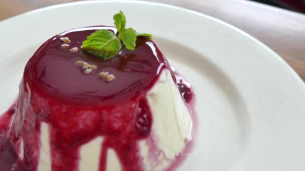 Επιδόρπιο cotta panna με μαρμελάδα φράουλα - Πλάνα, βίντεο
