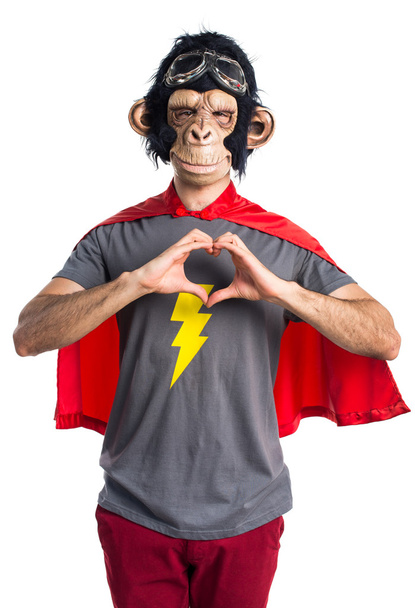 Hombre mono superhéroe haciendo un corazón con sus manos
 - Foto, imagen