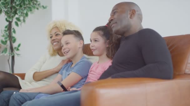  family watching TV - Felvétel, videó