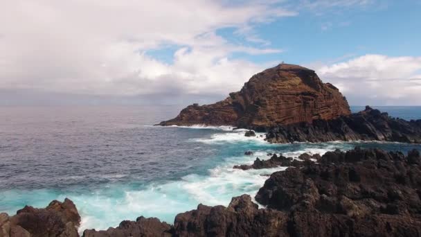 Kayalıklardan yakınındaki Porto Moniz Madeira havadan görünümü - Video, Çekim