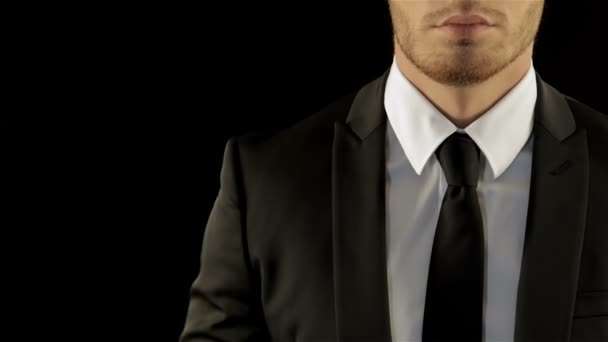 Férfi-modellt a elegáns lakosztály kijavítja a nyakkendő - Felvétel, videó