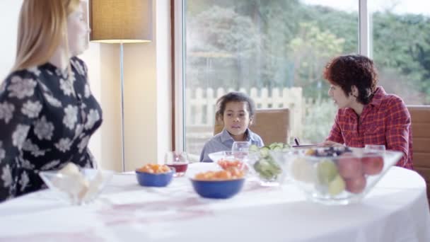 casal feminino almoçando com filho
 - Filmagem, Vídeo