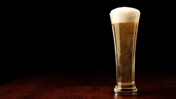 pivo do sklenic na černou a dřevěný stůl - Záběry, video