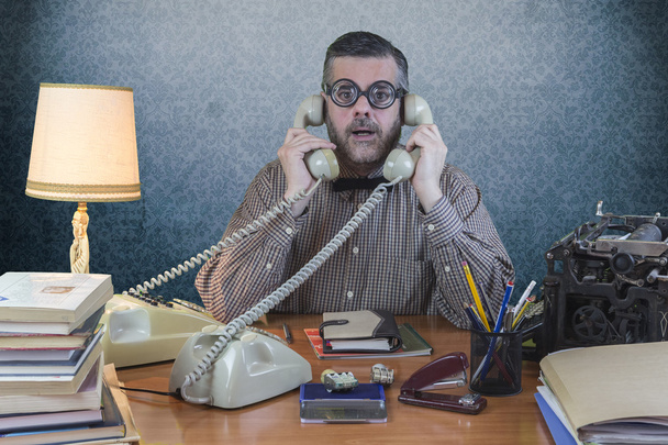 Zaměstnanec s brýlemi mluví po telefonu v kanceláři - Fotografie, Obrázek