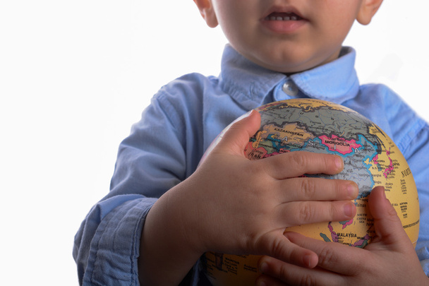 Baby holding a globe - Φωτογραφία, εικόνα