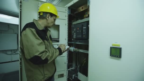man doing electrical metering equipment - Footage, Video