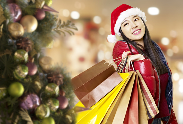jeune asiatique femme shopping pour noël
 - Photo, image