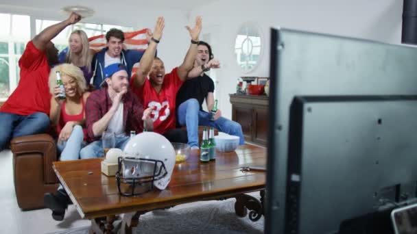 przyjaciółmi, oglądając grę w futbol amerykański - Materiał filmowy, wideo