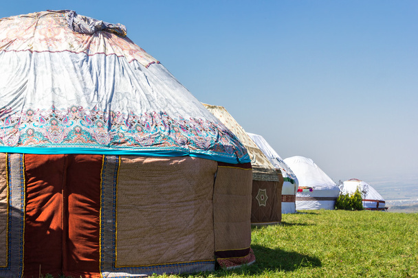 wieś o jurty na pastwiskach górskich w Azji - Zdjęcie, obraz