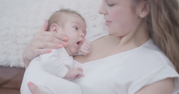 mother holding baby - Séquence, vidéo