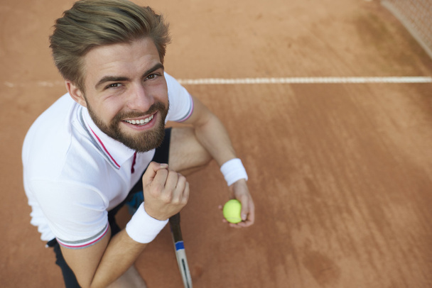 νεαρός άνδρας που παίζει τένις - Φωτογραφία, εικόνα