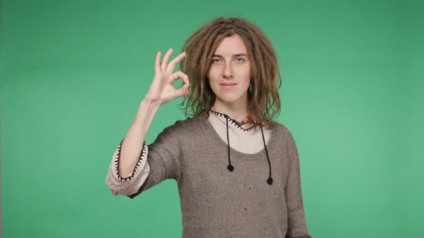 Hipster piękna kobieta z dredami, Wyświetlono wszystkie prawa gestur - Materiał filmowy, wideo