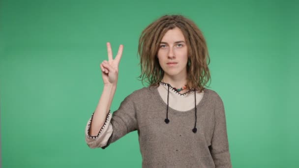 Hermosa mujer hipster con rastas mostrando paz
 - Metraje, vídeo