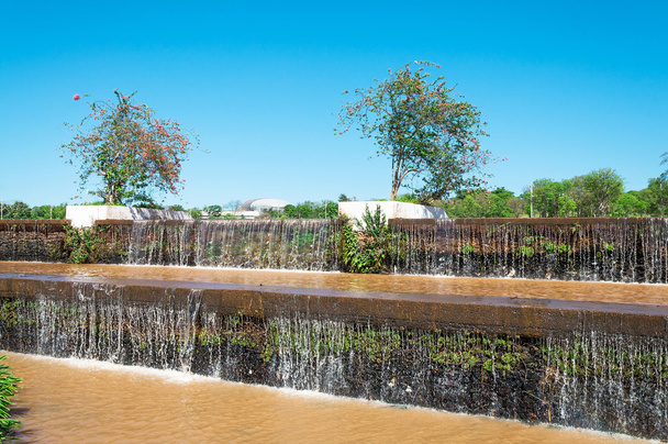 Vallende trapsgewijze water van een meer in een park. V - Foto, afbeelding