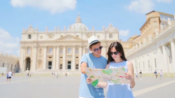 Ευτυχισμένο ζευγάρι τουρίστες με φόντο χάρτη St. Peters Βασιλική εκκλησία στο Βατικανό, Ρώμη, Ιταλία. - Πλάνα, βίντεο