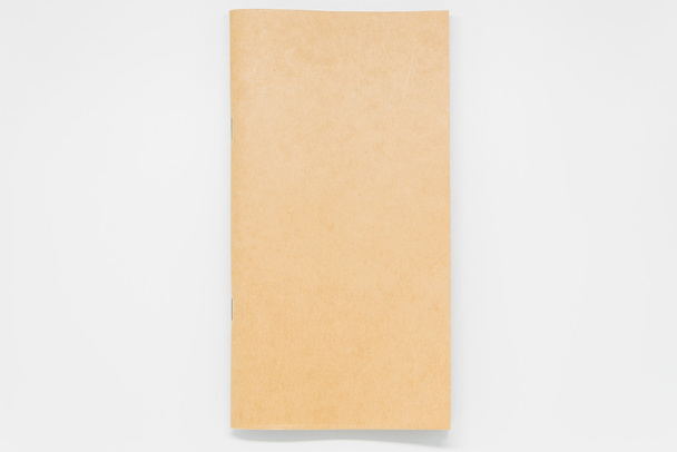 Brązowy zwykły notebook na białym tle i Selektywny fokus - Zdjęcie, obraz