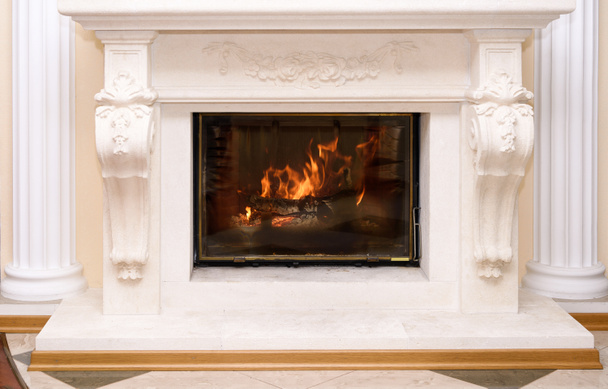 家具の一部として燃える暖炉 - 写真・画像