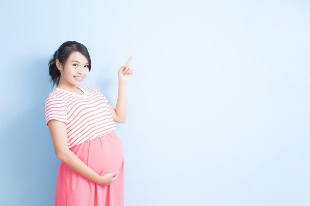 zwangere vrouw iets tonen  - Foto, afbeelding