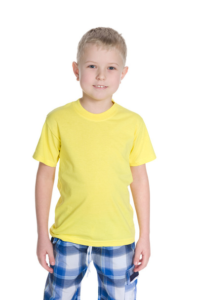 Χαριτωμένο μικρό αγόρι σε ένα κίτρινο πουκάμισο - Φωτογραφία, εικόνα