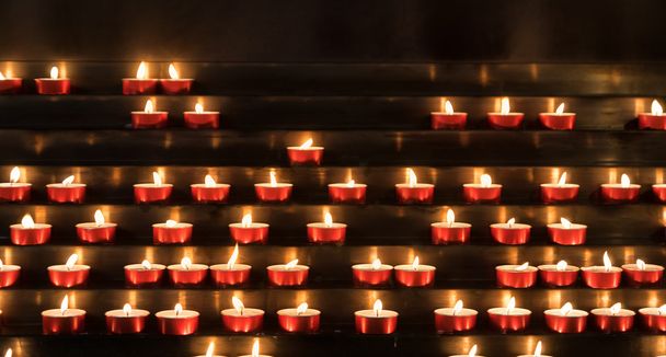 Devotionele kaarsen in een kerk - Foto, afbeelding