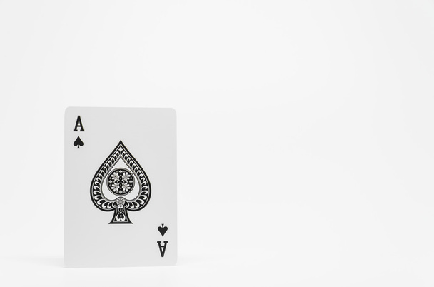 Carte Black Spade Ace sur fond blanc et mise au point sélective
 - Photo, image
