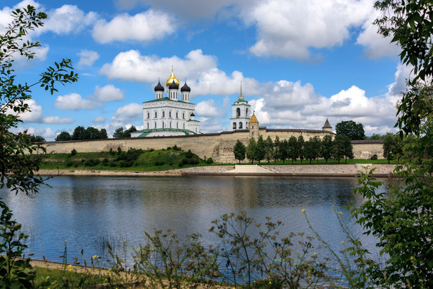 View of the Pskov Kremlin from Velikaya River in the summer - Fotoğraf, Görsel