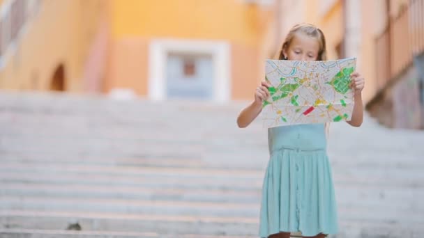 Menina adorável com mapa turístico em ruas romanas na Itália. Criança toodler feliz desfrutar de férias italianas na Europa
. - Filmagem, Vídeo