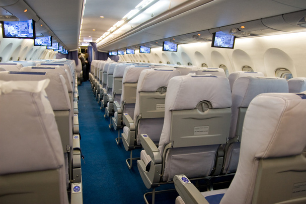Interior del avión con hileras de chear
 - Foto, imagen