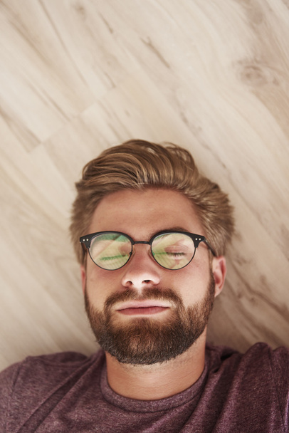 Muž s brýlemi vleže  - Fotografie, Obrázek