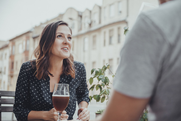 Jonge vrouw drinken bier met man - Foto, afbeelding