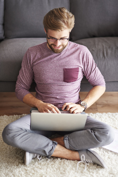 Модный человек с современным ноутбуком
 - Фото, изображение
