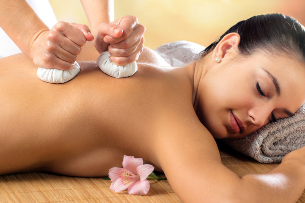 Femme bénéficiant d'un massage pinda aromatique
. - Photo, image