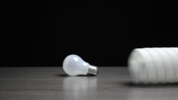 Nueva lámpara CFL de economía que cambia la vieja lámpara
 - Metraje, vídeo