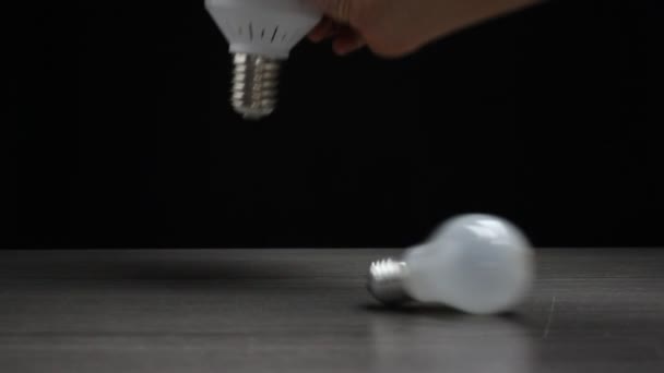 Nuova economia Lampada CFL cambiando vecchia lampada
 - Filmati, video