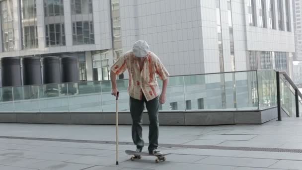 Old man on a skateboard. - Πλάνα, βίντεο