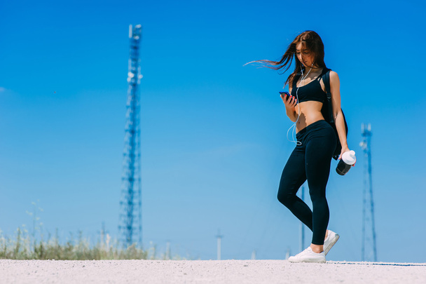 Fitness girl with shaker - Foto, afbeelding