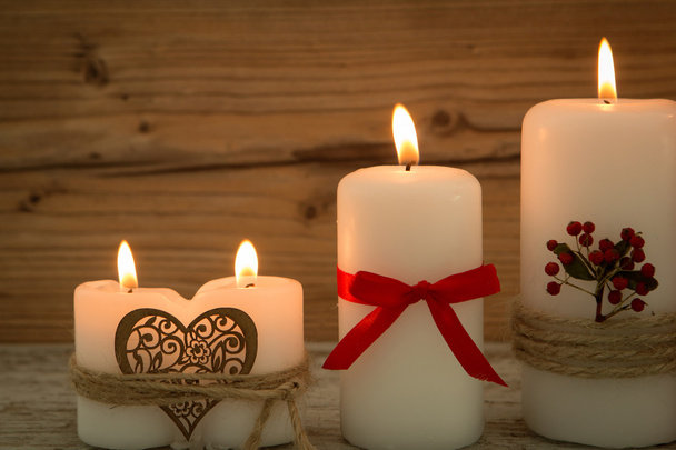 Eleganckie świece zdobione na Boże Narodzenie - Zdjęcie, obraz