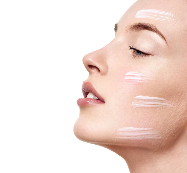Woman applying facial moisturizing cream - Fotografie, Obrázek