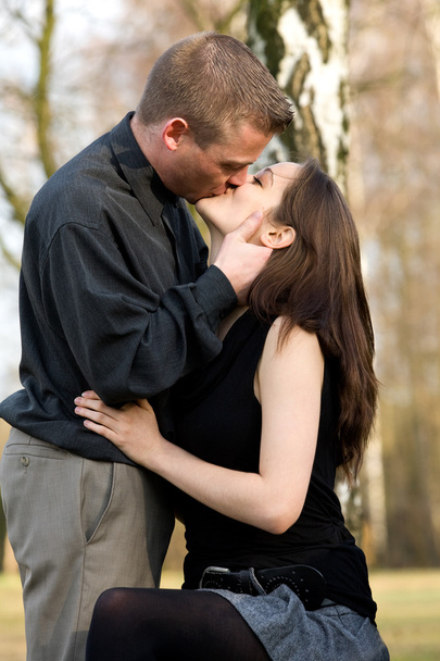 mladí líbající se pár - Fotografie, Obrázek