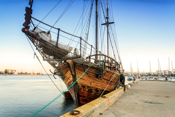 Старая деревянная лодка в Портимао, Алгарве, Португалия
 - Фото, изображение
