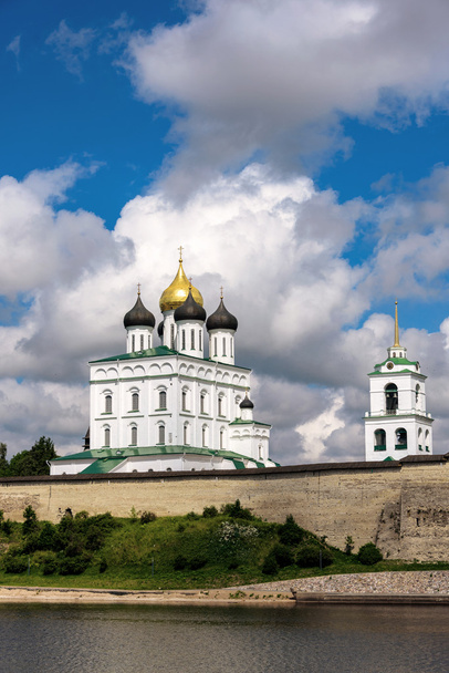 View of the Pskov Kremlin from Velikaya River in the summer - Фото, изображение