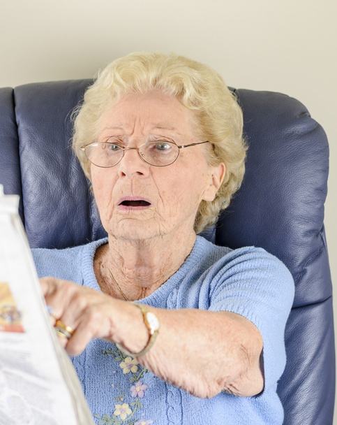 oude dame lezing krant - Foto, afbeelding