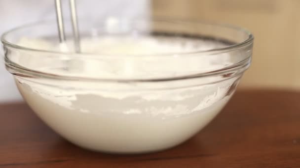 Chef mixer whips cream - Felvétel, videó