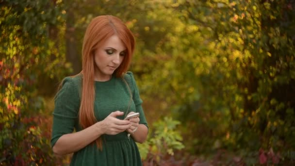 young woman uses a smartphone - Video, Çekim