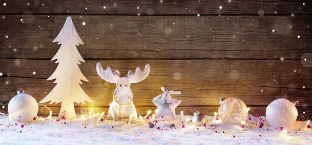 weiße Weihnachtsdekoration mit Lichtern auf natürlichem Holzhintergrund - Foto, Bild