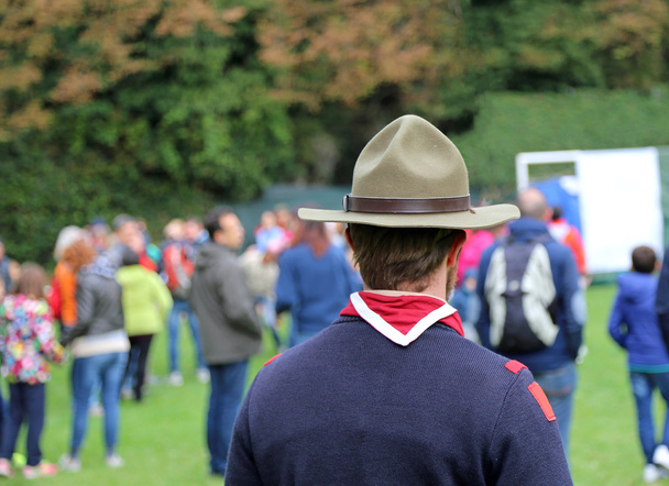 Scout leider op de internationale bijeenkomst in uniform met campagne - Foto, afbeelding