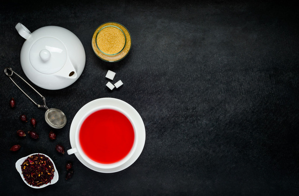Κόκκινο τσάι με αποξηραμένα φρούτα και Teapot αντίγραφο χώρος - Φωτογραφία, εικόνα