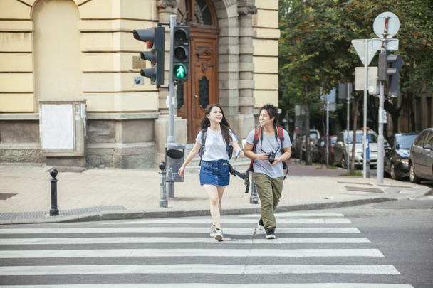Young Asian Tourists crossing street - Foto, immagini