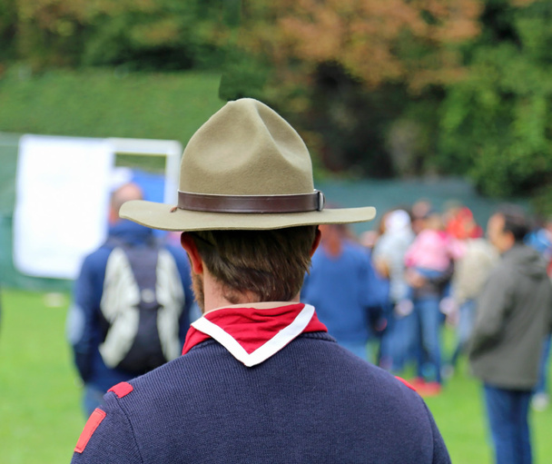 лидер скаутов на международной встрече в большой шляпе
 - Фото, изображение